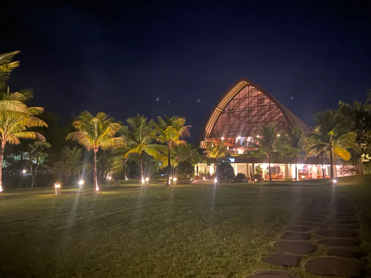 入夜後的度假村,華燈燃點寧靜