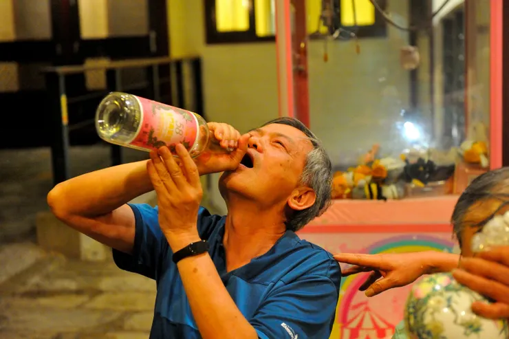 【高粱白蘭地各一瓶竟然當夜飲盡 廉頗老矣多少年未見這樣的豪氣！20：24，高粱壽終正寢，另一瓶白蘭地則在23：00陣亡。】