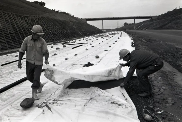 圖10 耗時費工建設的中山高速公路工程 檔號：A332410000K/0067/0110112/P1315