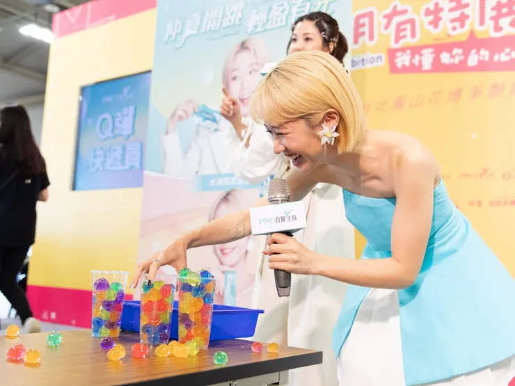 圖說：Lulu和民眾一起玩遊戲。（圖／PMC百醫生技）