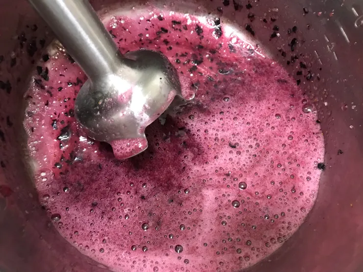 用攪拌器打破藍莓皮,讓果醬質地均勻一些
