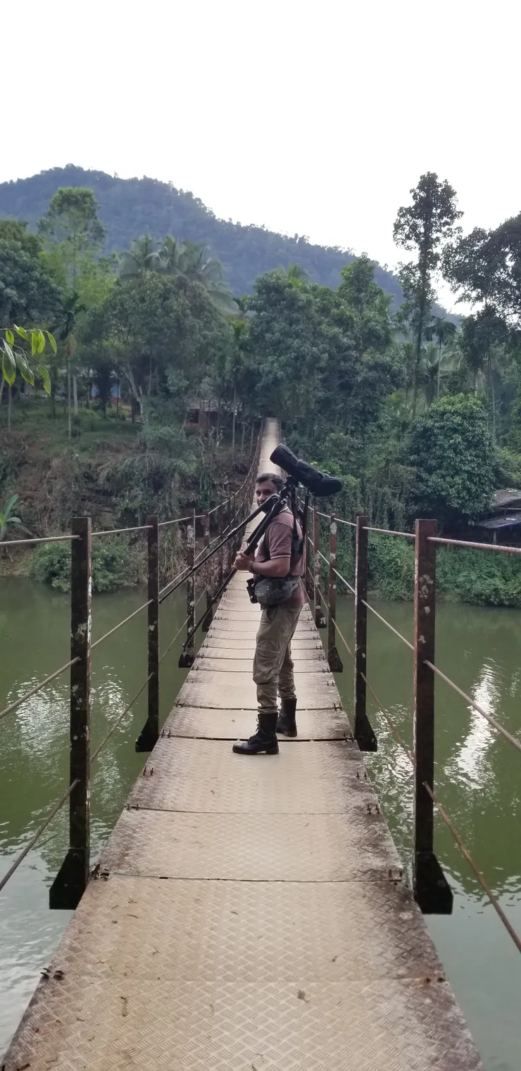 走的非常輕鬆的導游Thilina