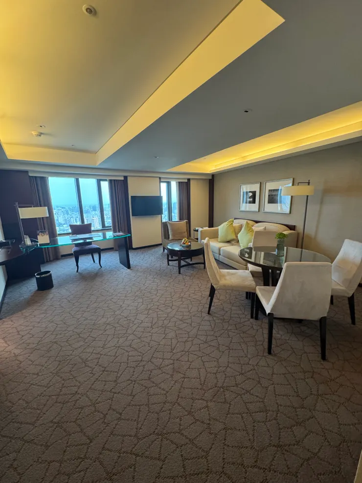 拉遠看整個客餐廳加書桌！大到不行！