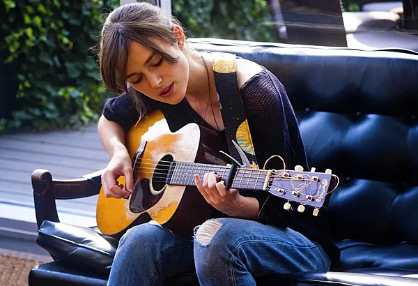 綺拉奈特莉在片中獻唱,很有鄉村歌手的風味。