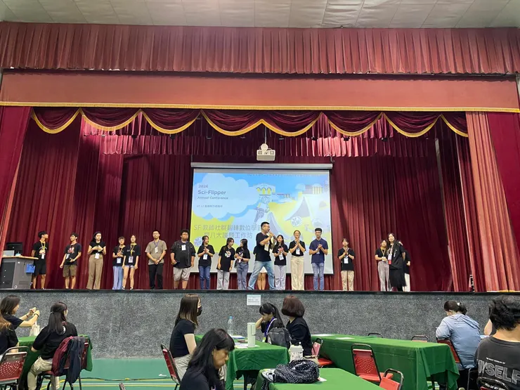 閉幕：台上站著的是教育界的熱血青年，整天的協助，都是他們的服務，令人感動又感激👏