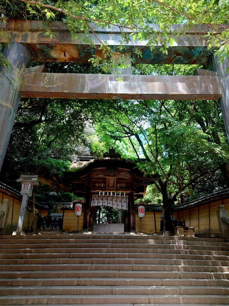 「千鳥破風」與「唐破風」交錯而成的賢木門