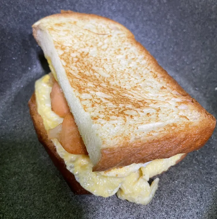 確認吐司兩面煎得金黃酥脆