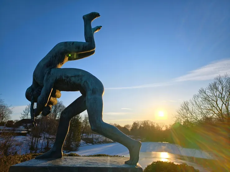 維格蘭雕塑公園・夕陽中的雕塑 夕陽餘暉下，這場力與美的交錯彷彿凝結了時間。