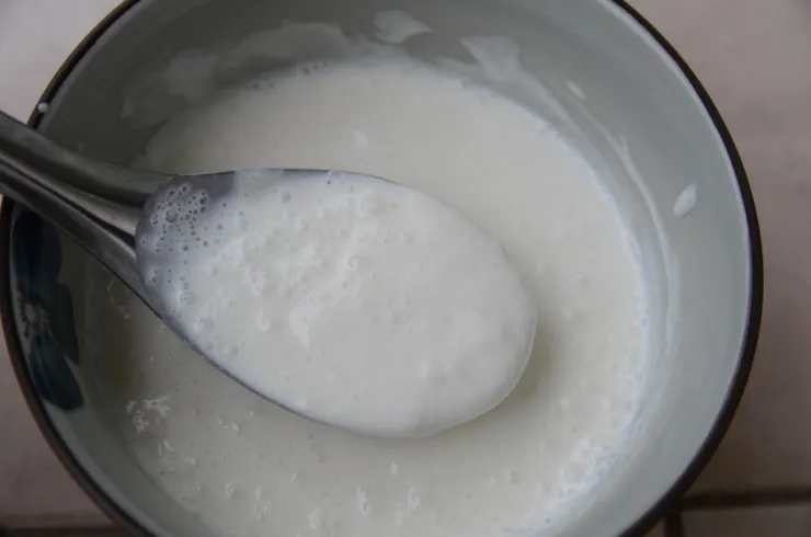 六公升未滅菌的鮮奶才提取一碗左右的酸奶油。聞起來與嚐起來都有一股淡淡的天然乳酸香氣。