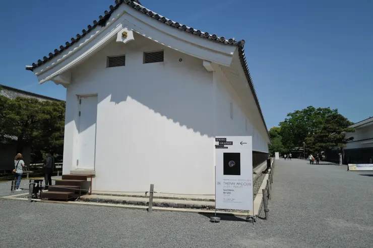 入二條城後,前往展場的指示