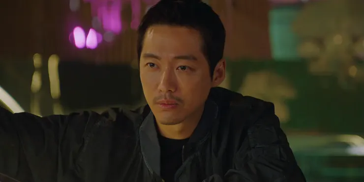 派對中看著白昇才浮在水面上的都正宇。(圖: Netflix 第1集 43:29)