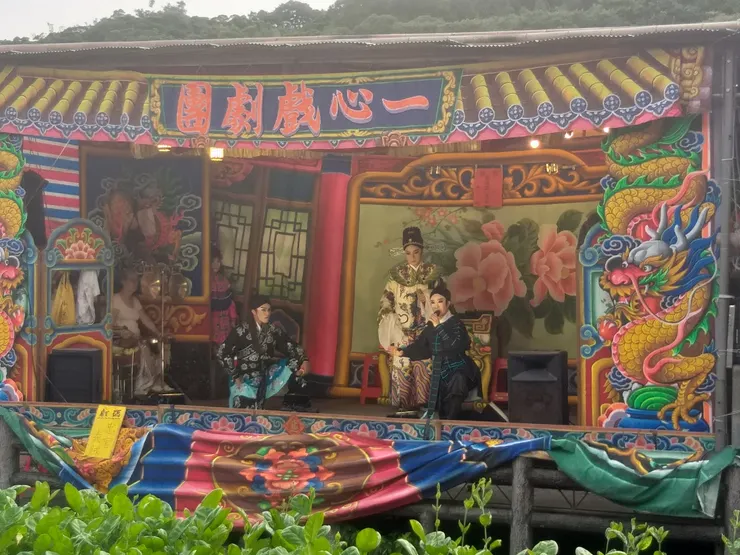 一心戲劇團 -《忠官義賊》;東吳將領張滾(孫詩詠)審問兩位義賊(孫詩珮、柯進龍)