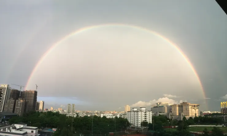 最後是用手機的全景模式勉強拍出整座彩虹