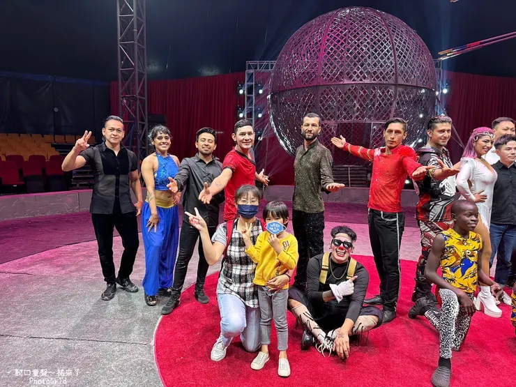 表演結束可打賞跟表演者拍攝照片。