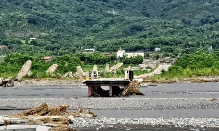 高寮便橋僅存的殘骸：大橋消失和修復工程遙遙無期，使在地人通勤成本大增。