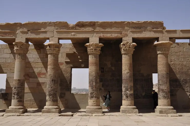 菲萊神殿柱上的淹水痕跡