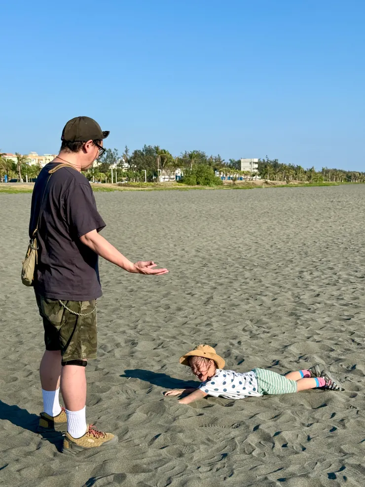 旗津：躺地蹦，說躺就真得直接躺….XD