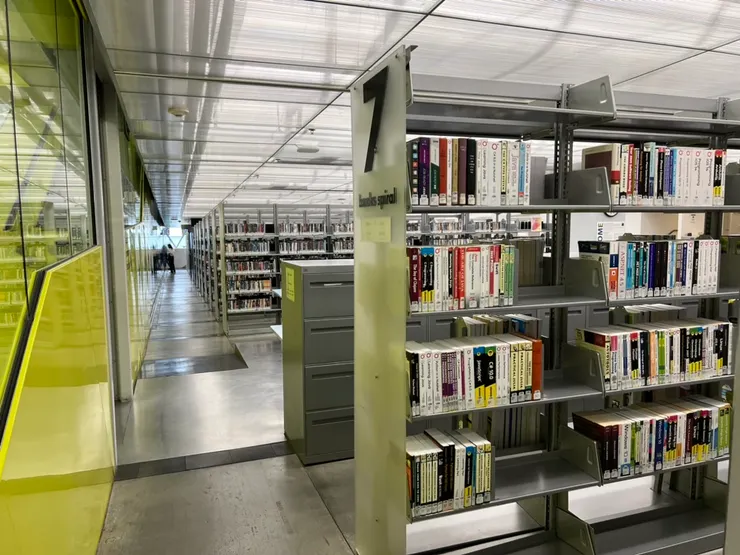 從這裡一直走到底，往左轉緩緩地下坡就可以到下面一層樓