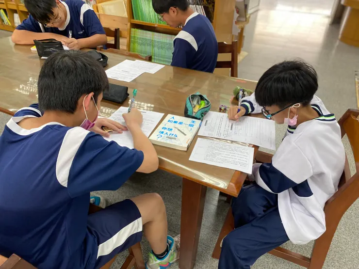 這本書對這兩個孩子來說有點深奧，看來下週應該需要更多協助😳