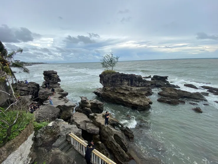 在廟上面往外看