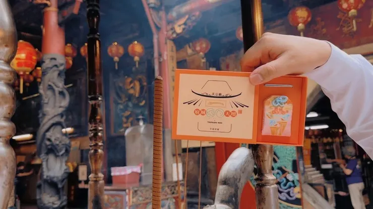 ▲臺灣台南首廟天壇聯名款的御守禮盒，認購兩包捐贈飼料即可獲得。