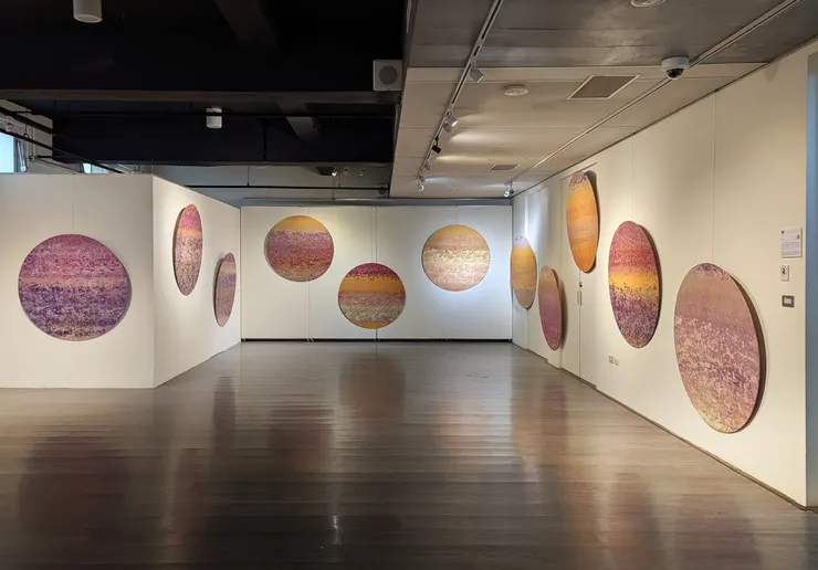 積吶虹光，〈虹心球〉，壓克力顏料、紙，1340 X 120 cm。