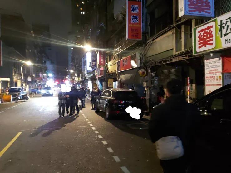 晚間10~12時，人群絡繹不絕。