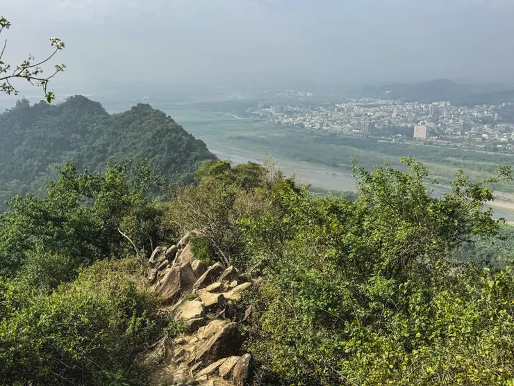 旗尾岩稜與旗山小鎮