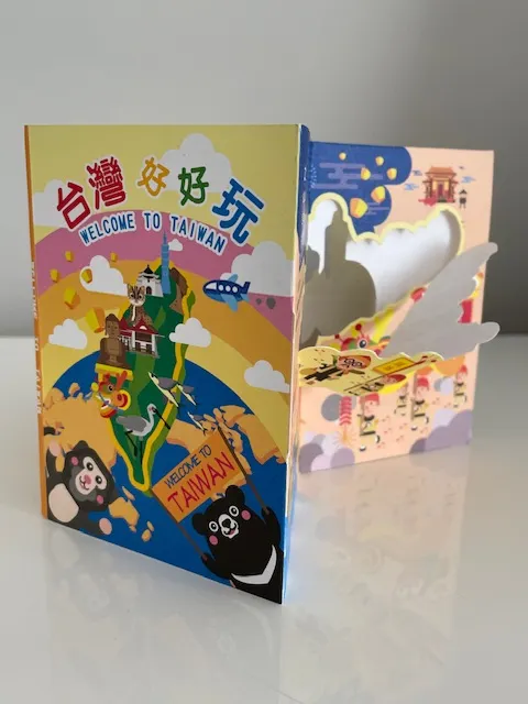 老師以一本小型的立體繪圖書來歡迎我們啦！