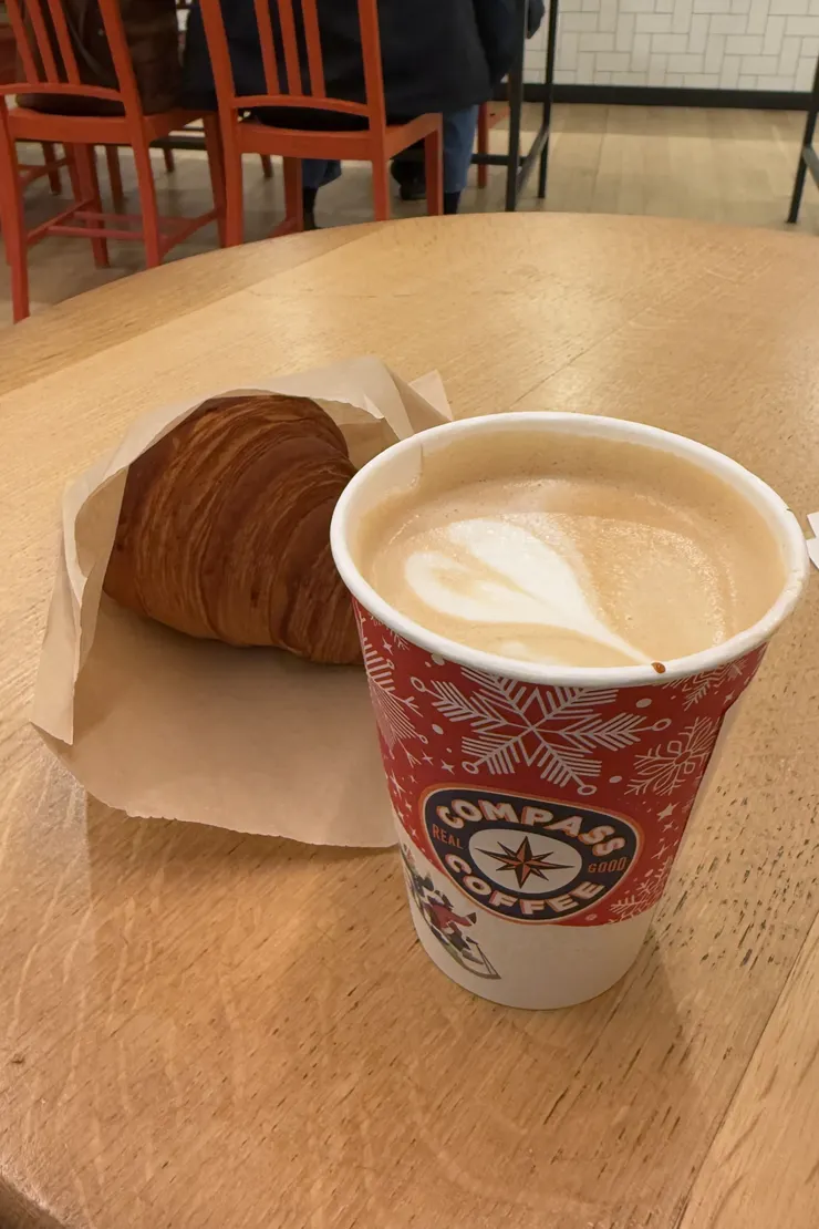 拿鐵與可頌是我獨旅的早餐首選組合