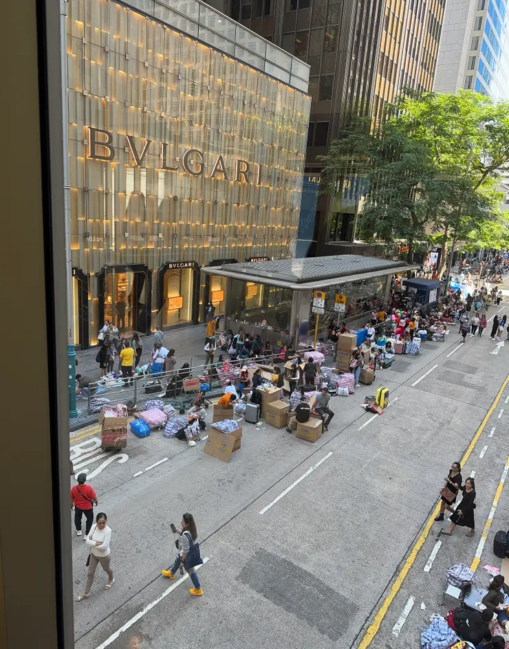 以前假日佔滿整個地面與天橋的菲傭少了2/3