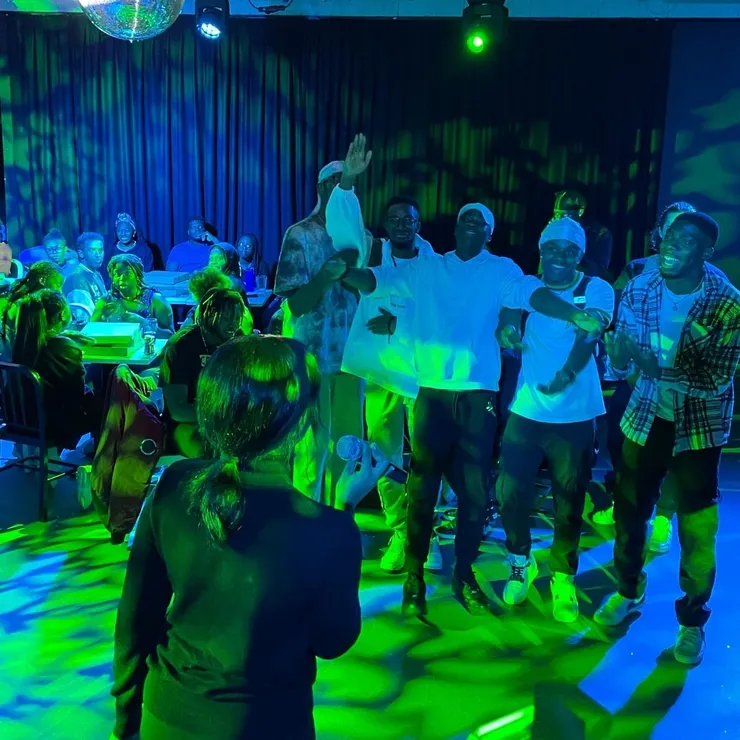 參與的學生熱情歌唱舞蹈。