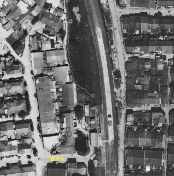 雙連站航照圖中可見站內配置兩股道及島式月台