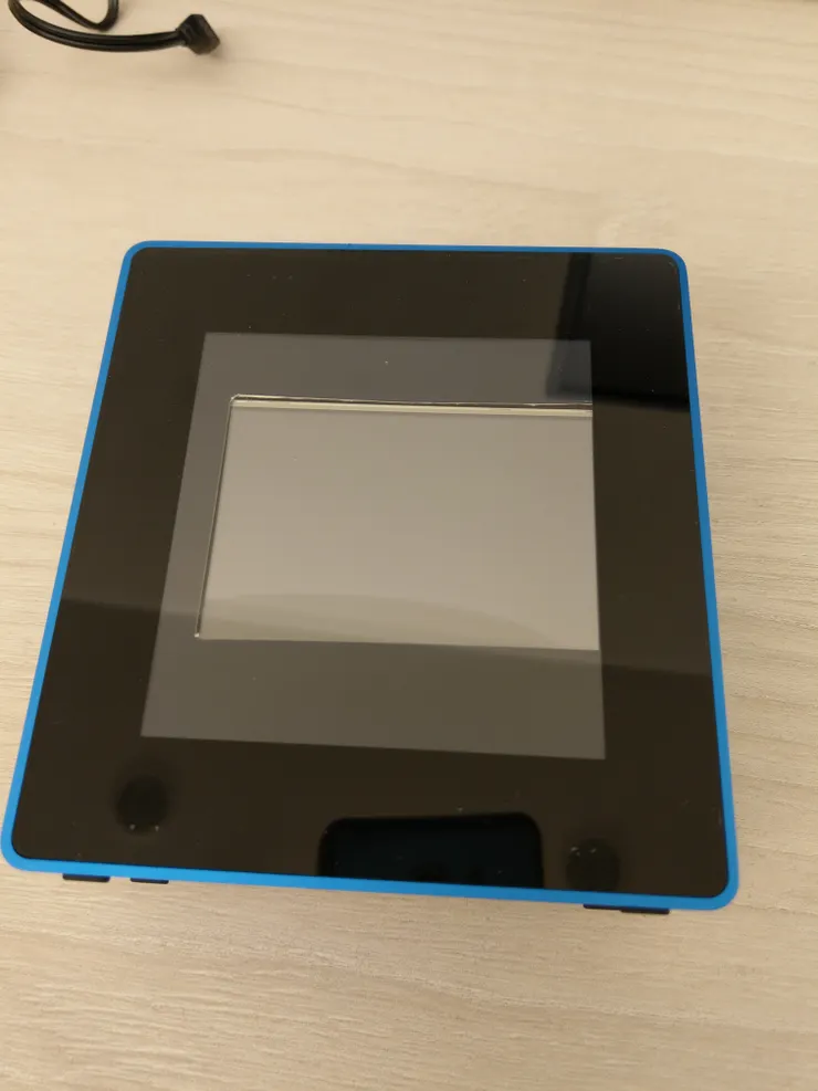 壓克力上蓋有一個黑色的修飾外框,可惜沒能和面板邊框切齊,只好手工臨時裁切一片黑色硬紙板和面板的邊框對齊,看起來就沒這麼突兀了!