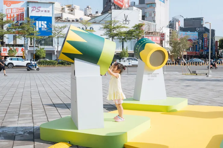 開心體驗火車站前的創意裝置「靈感空氣砲」。 圖:嘉義市政府提供