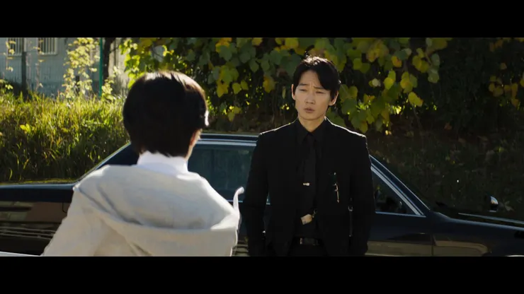 第二次在校門口的互動是狂兒失控又精準的表演，讓聰實主動斷絕關係和投擲關心