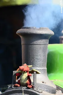上頭的噴火龍是隨著Dougal一同來台的吉祥物