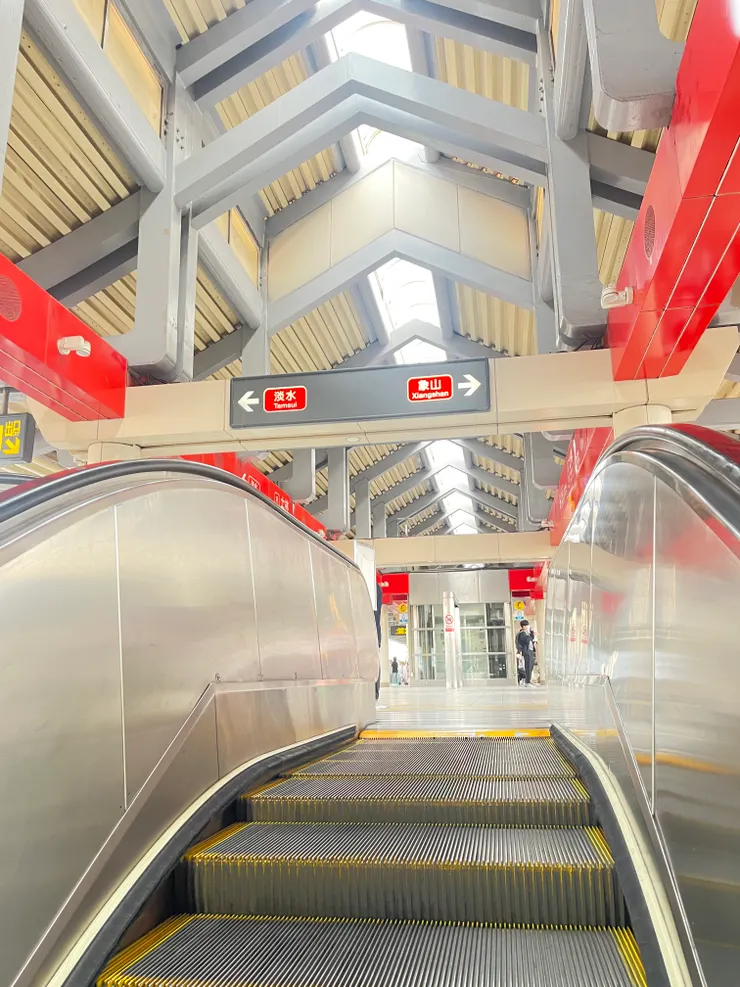 作者拍攝相反方向目的地之指示標誌，暗喻自己目前的處境。