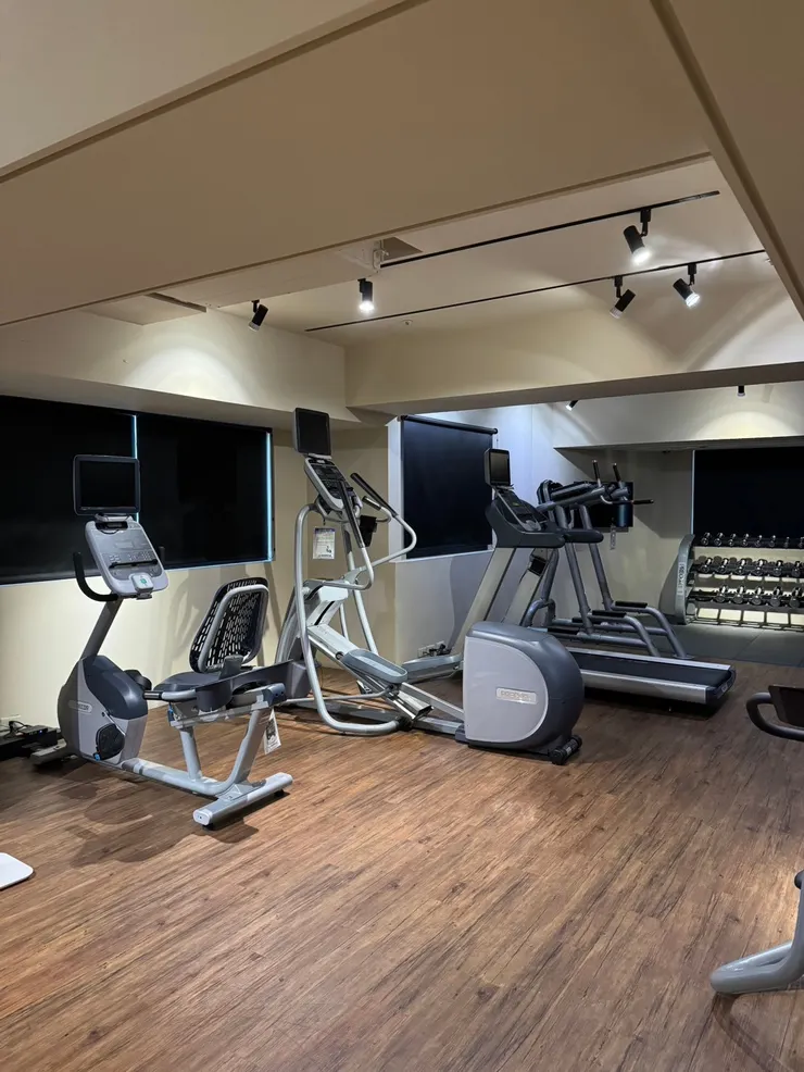 二樓有健身房及商務空間