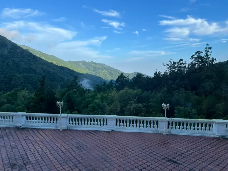 更早的時候，一朵白雲從山的左邊飄過去，讓我捨不得移開眼光。這時雲霧只剩一小片了。