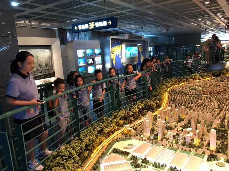 孩童尋找自己的家 看得津津有味