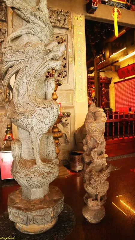 龍柱旁的小龍柱為出食台(可放飯食供孤魂解飢)