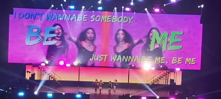 歌曲〈WANNABE〉的舞台演出
