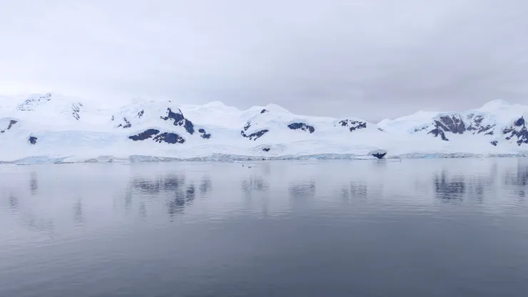 安沃爾灣（Andvord Bay），南極半島，自艙房陽台拍攝。