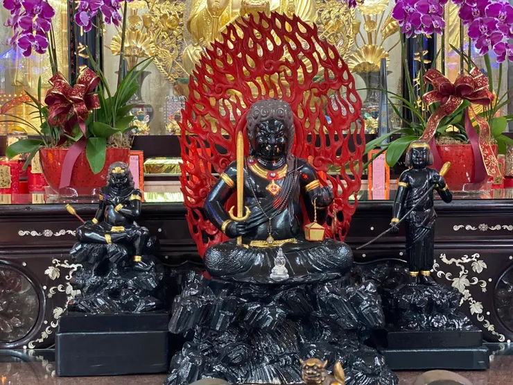 不動明王菩薩(大日如來化身常住金剛),左手持羅孛(眾生煩惱業障) 右手持利劍(佛智)