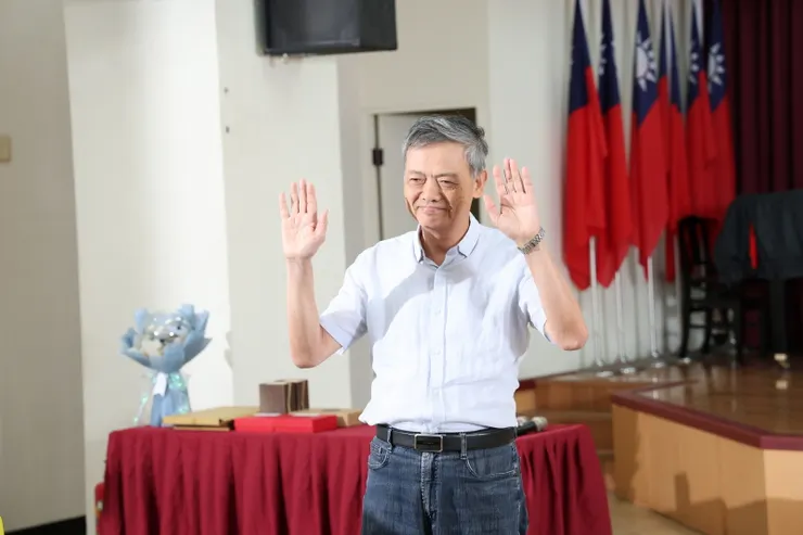 【茶會開始，介紹退休人員。】