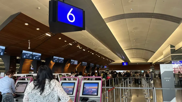 整個櫃台還是排了不少人。