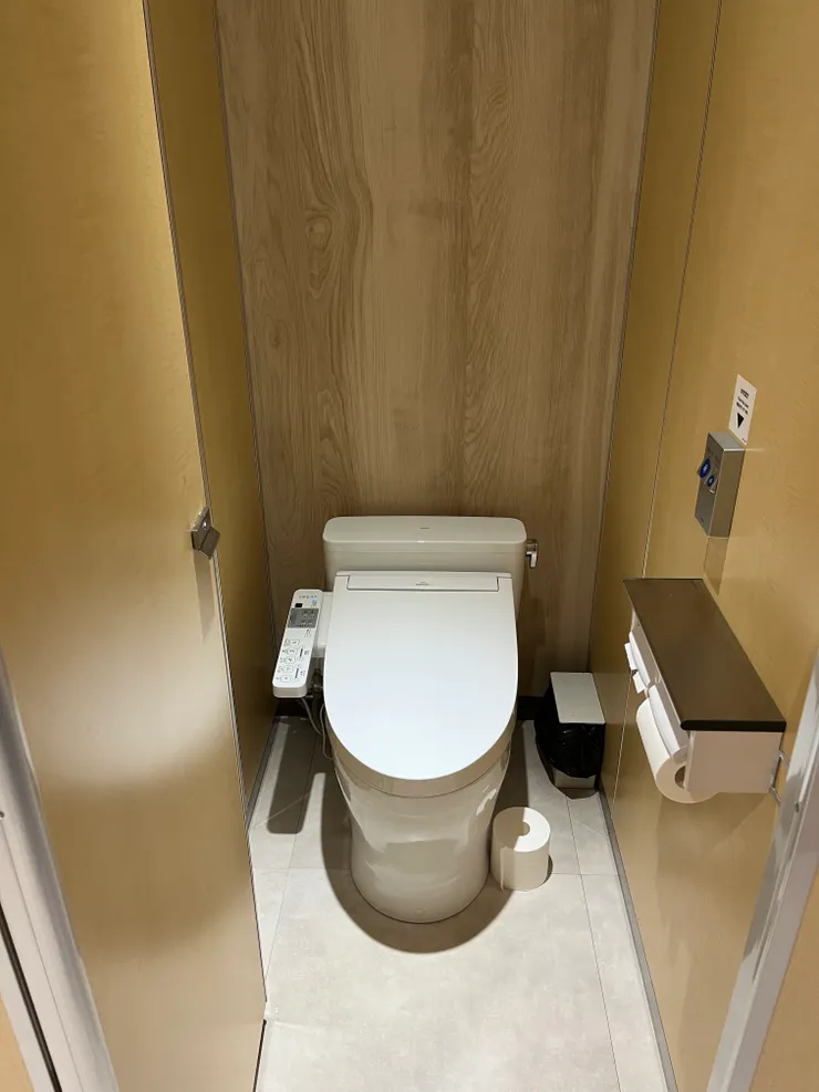 廁所是免治馬桶，環境蠻乾淨的。