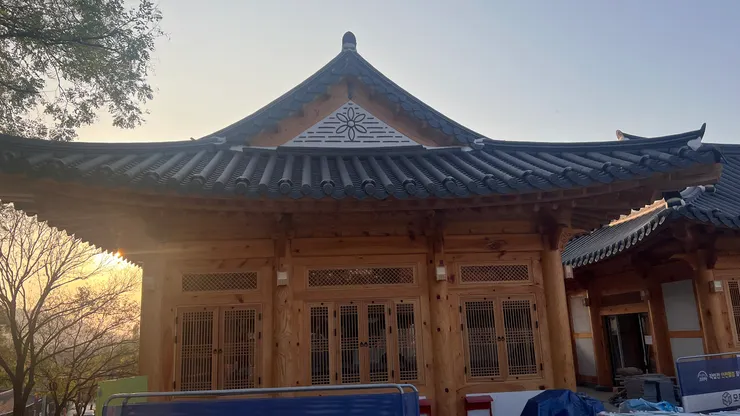 下車處整修中的韓屋