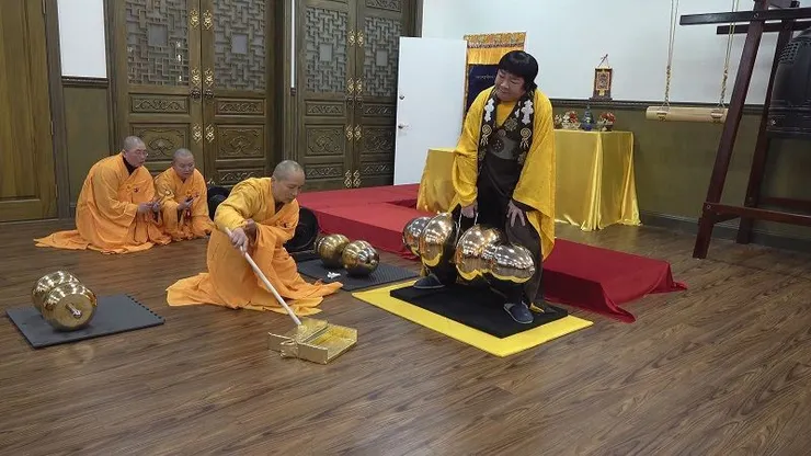 2020年2月9日，H.H.第三世多杰羌佛将434.8磅重的镇殿金刚杵提离圣座金阶，启动「拿杵上座」考试法会 （Rambo Tsemang 拍摄）